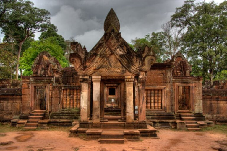 Exclusive Cambodia Travel-Batreay Srei temple